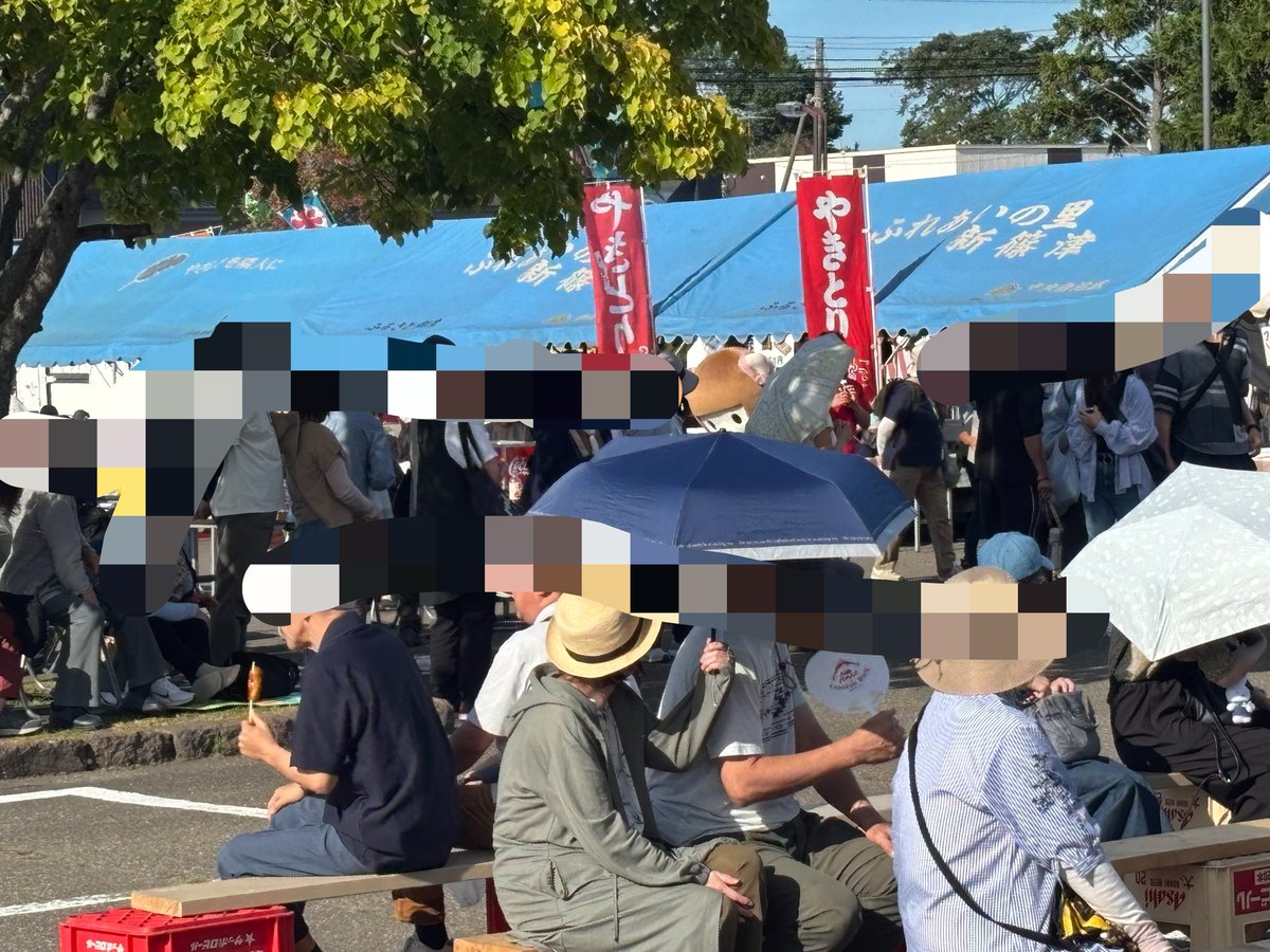 imo_mocchi_'s tweet photo. やすさんに連れて行かれてどこかへ消えてゆく猫 https://t.co/S7l6Vh4sDq