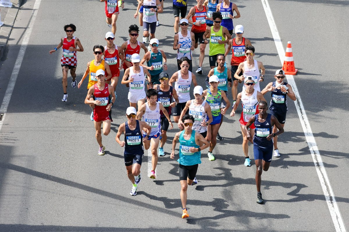 belx_ekiden's tweet photo. 北海道マラソン
#吉田響　9位   2時間13分16秒

応援ありがとうございました。
後半厳しいレースになってしまいましたが色々な視点から改善しまして、今後も大きな目標に向けて取り組んで参ります。
チャレンジは続きます！
#サンベルクス #BeLX 
#北海道マラソン　
写真提供→ #ELDORESO 様 https://t.co/PvnZSrBVKV