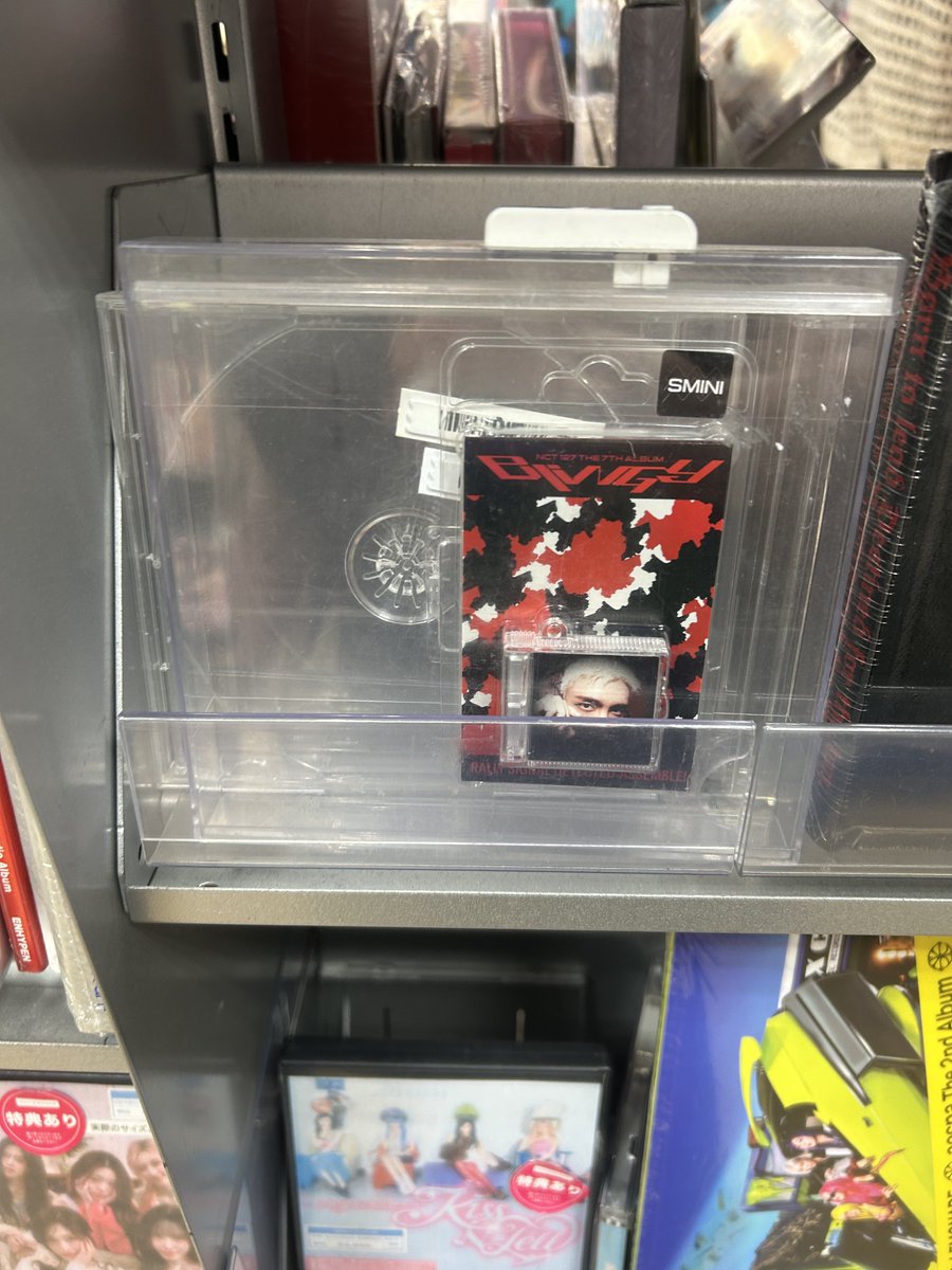 Nnnatsu0's tweet photo. 15:45 渋谷HMV 売り切れ（1-2枚目

14:00 新宿 HMV Sminiのみ(3-4枚目

#NCT127  #BLINGY  
#NCT127_BLINGY https://t.co/U5vw3JfO4w