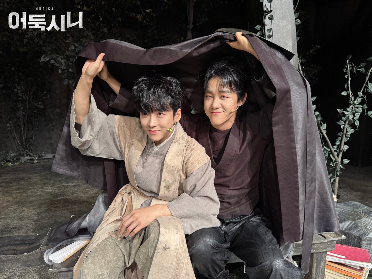 newpro_sinimuni's tweet photo. [뮤지컬 #어둑시니] 

🌕막공 페어컷 공개

"여러분 덕분에 그동안 참 즐거웠습니다요."

뮤지컬 <어둑시니> 마지막 공연을 마친
#박두호 어둑시니, #이한솔 소문의 페어컷을 공개합니다.

친구가 되어주셔서 감사합니다.

NOL 서경스퀘어 스콘 2관
2026.06.09 - 08.30

#뮤지컬 #어둑시니 #막공페어컷 https://t.co/ICLS4NraWi