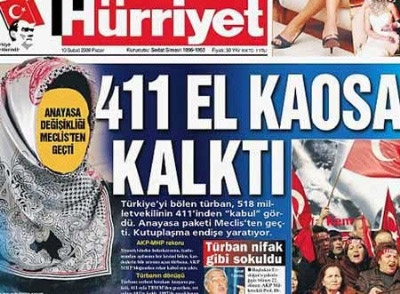 fetredkid's tweet photo. @vvasuremasen Sene 2008. Meclisten üniversitelerde başörtüsü serbestliği için yasa geçmişti. Ertuğrul Özkök, Yılmaz Özdil'in çalıştığı Hürriyet gazetesinin manşeti. Gazetenin o dönem sahibi de Aydın Doğan. 25 yaş altının çoğu Türkiye'nin nerelerden geldiğini bilmiyor. https://t.co/iBkvzmLAkz