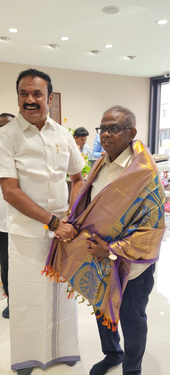 NarendranKSBJP's tweet photo. இன்று காலை ஓசூர், பாகலூர் சாலையில் எனது பல்லாண்டுகால நண்பர்
திரு. #சீனிவாசன் அவர்களின் புதிய #RaymondShop கிளை துவக்க விழாவில் அன்பு தம்பி
திரு. @bjp_nagaraj அவர்களுடன் கலந்து கொண்டு வாழ்த்துகளை தெரிவித்தோம்.
💐💐💐💐💐 https://t.co/qL3gPZyeR6