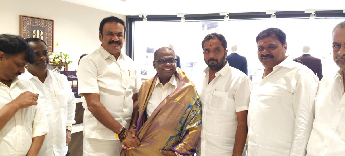NarendranKSBJP's tweet photo. இன்று காலை ஓசூர், பாகலூர் சாலையில் எனது பல்லாண்டுகால நண்பர்
திரு. #சீனிவாசன் அவர்களின் புதிய #RaymondShop கிளை துவக்க விழாவில் அன்பு தம்பி
திரு. @bjp_nagaraj அவர்களுடன் கலந்து கொண்டு வாழ்த்துகளை தெரிவித்தோம்.
💐💐💐💐💐 https://t.co/qL3gPZyeR6