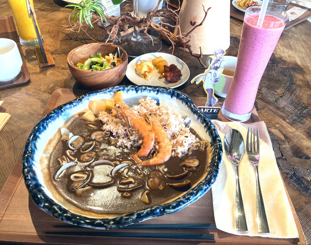 Koyav28's tweet photo. 今日も食べた〜😋
ただ海鮮カレーには笑った…でかすぎる😂
#FouRte https://t.co/nZpz9kfb7z