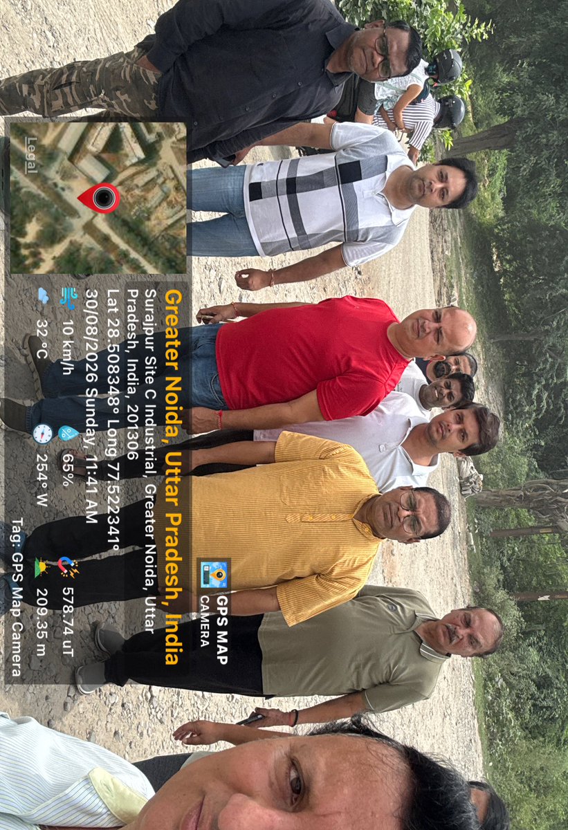 pchandra77's tweet photo. पिछले 1 साल से शिकायतों के बावजूद कोई कार्रवाई नहीं हुई। लोगों ने मजबूरी में अवैध कट बना लिए हैं, जिससे दुर्घटनाओं का खतरा बढ़ गया है और कई हादसे हो चुके हैं।आज स्थानीय लोगों ने विरोध किया।यह  @OfficialGNIDA के अंतर्गत आती है। कृपया तत्काल मरम्मत कराकर सड़क व���यवस्था दुरुस्त करें। https://t.co/HbEB0gedct