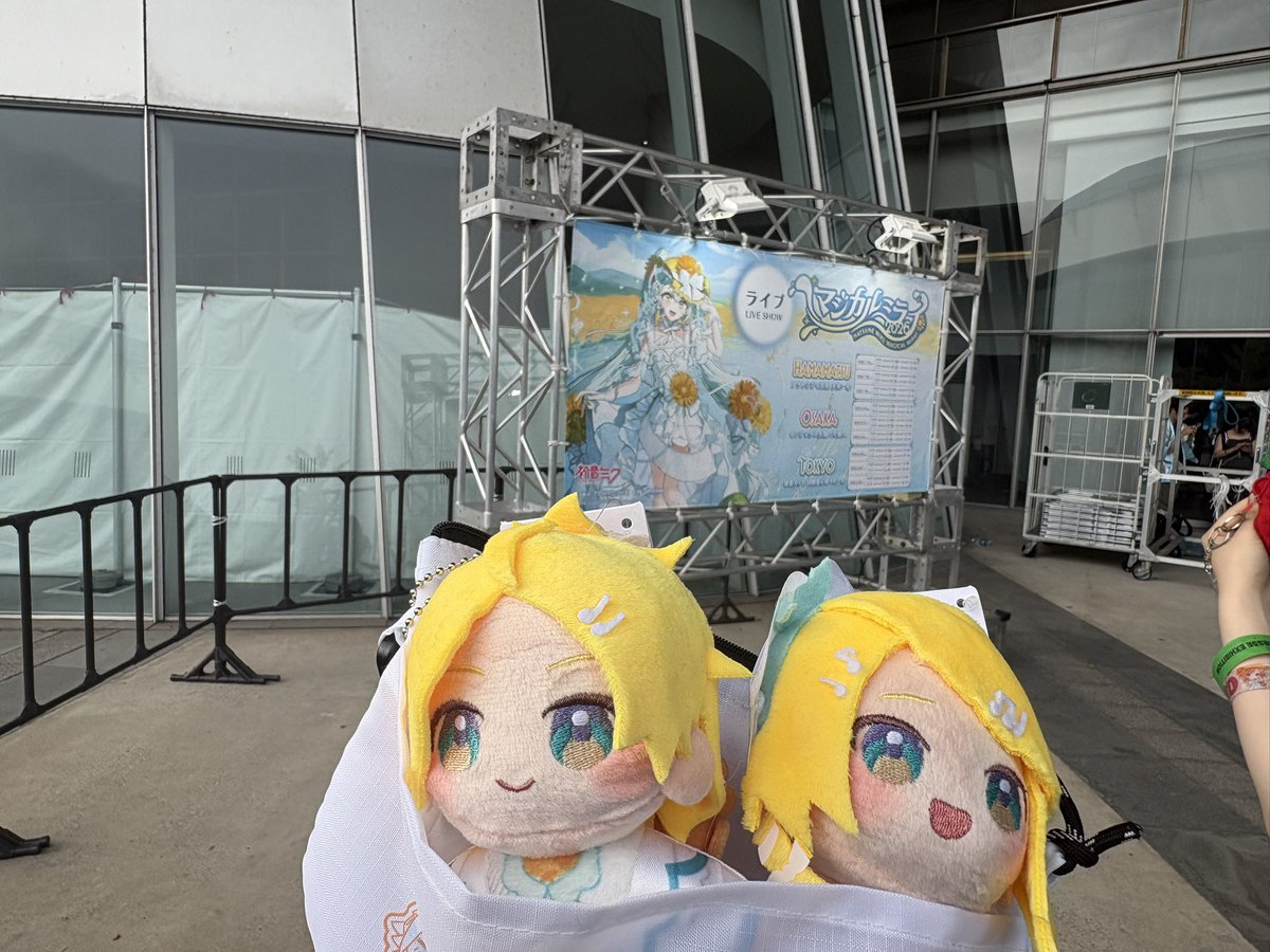 rilea_02's tweet photo. 千秋楽行ってきます！！
ガチャガチャ、一回でリンレンのアクスタ出たのに追加で回したりして
普通に散財しました… https://t.co/3qa9hQnUri