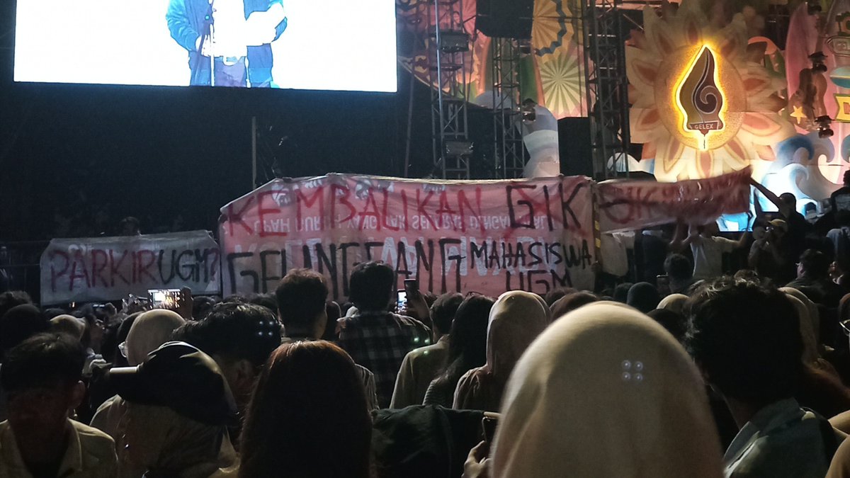 ning2isme's tweet photo. 4th gelex jujur iki PLG GONG wakil rektor e bahkan gk iso ndelok ke arah timur, ndelok nang mburi setiadi ngguya ngguyutok OJO BERHENTI BERSUARAHey gelanggang gk pernah jd milik mahasiswa (dan berdasar crowdygdiem kemaren urung akeh sek aware ttg ini) #stopkapitalisasigelanggang https://t.co/XFzyAjwUFt
