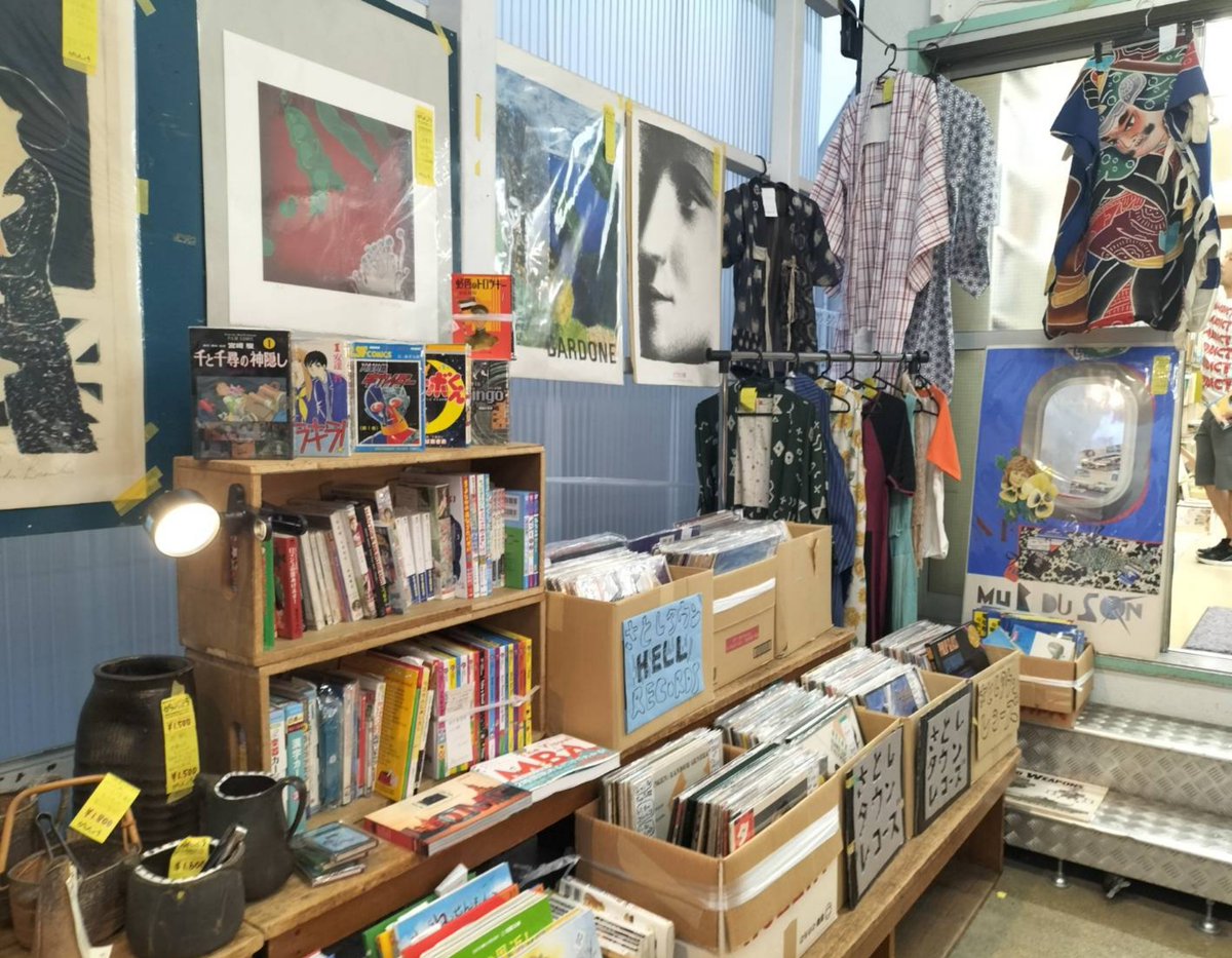 noperibook's tweet photo. 古本市BOOK&amp;A@高円寺
最終日盛り上がってます！19時まで

西部古書会館
アド街で高円寺19位🤣

17時に来ても2時間じっくりみれます！
古本帰りは阿波おどりをチラ見
祭りの音色、編笠、浴衣の華やかさにうっとり😍

夏の思い出に1冊いかが？

古���まつり、下からみるか？横からみるか？　

by 奥菜恵 https://t.co/aIA65P1hJj