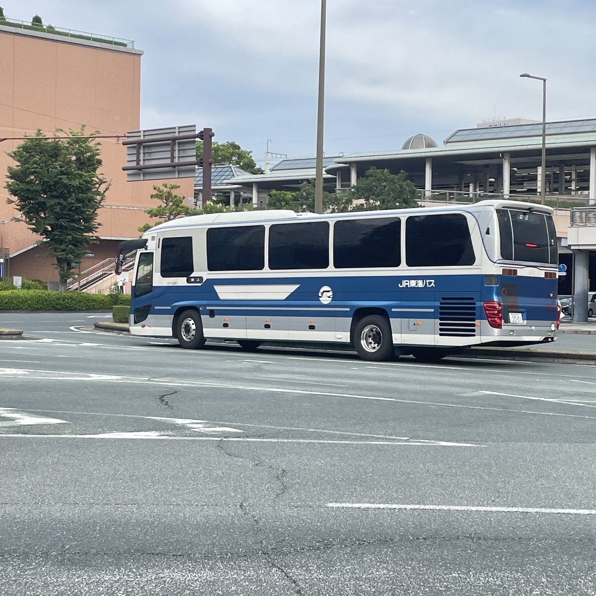 MOTOI16's tweet photo. ジェイア－ル東海バスのレトロバス（Ｈ77－2001）の運行もいよいよ終了の時期が近づいて来ましたね。
明日の北陸道ハイウェイバス（名鉄ＢＣ～福井駅ＢＴ）で運行終了予定...福井地方が大雨の影響で運休になる可能性もありですね。
今日が事実上の最終運行かな？。 https://t.co/fmsl7JhBsl