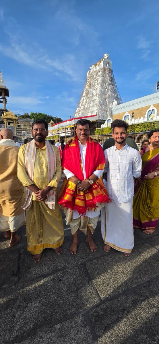 SAMANCHIBJP's tweet photo. ఈరోజు కలియుగ వైకుంఠనాధుడైన తిరుమల శ్రీ వెంకటేశ్వర స్వామి వారిని బిజెపి రాష్ట్ర అధ్యక్షులు శ్రీ పి.వి.ఎన్ మాధవ్ గారితో కలిసి దర్శించుకోవడం జరిగింది.

#Tirumala 
#PVNMadhav
#SamanchiSrinivas
#TTD
#Tirupati
#AndhraPradesh https://t.co/1jKMPql2Dz