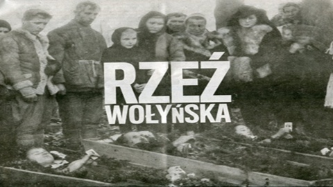 JanoPL5's tweet photo. 30.08.1943

30 sierpnia 1943 roku oddziały OUN-UPA przeprowadziły na Wołyniu masową, skoordynowaną akcję eksterminacyjną przeciwko polskiej ludności, w której w kilkudziesięciu wsiach zamordowano około 2,5 tysiąca Polaków.

Ostrówki: Oddziały UPA pod dowództwem Iwana Kłymczaka „Łysego” zamordowały co najmniej 474 Polaków. Mężczyzn zamknięto w szkole, a kobiety i dzieci w kościele, po czym dokonano egzekucji .

Wola Ostrowiecka: Równocześnie z Ostrówkami przeprowadzono tam masakrę, w której zginęło 628 Polaków (w tym ponad 200 dzieci)

Wola Ostrowiecka: Równocześnie z Ostrówkami przeprowadzono tam masakrę, w której zginęło 628 Polaków (w tym ponad 200 dzieci)

Gaj (Nowy i Stary Gaj): W koloniach tych zamordowano około 600 Polaków

Budy Ossowskie: W dniach 29–30 sierpnia 1943 roku bojówki UPA wymordowały tam około 270 Polaków. Próby zorganizowania samoobrony przez polskie oddziały partyzanckie nie powiodły się

#NaszaPolska
