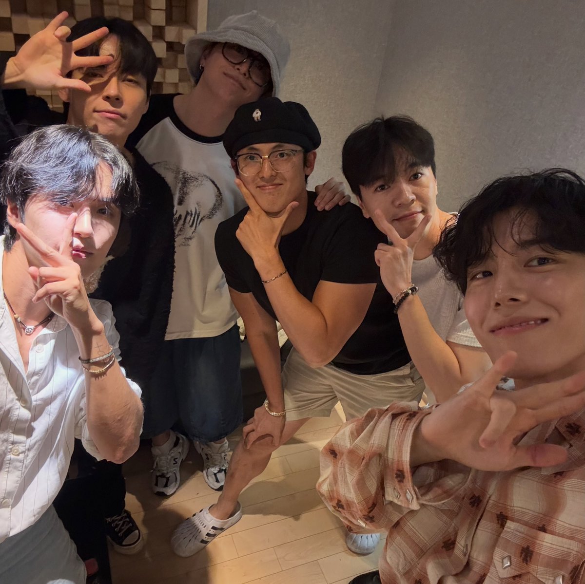 _luvjjae's tweet photo. 이하준 혼자 연예인 조명 쓰네 https://t.co/BfYFfLAN7c