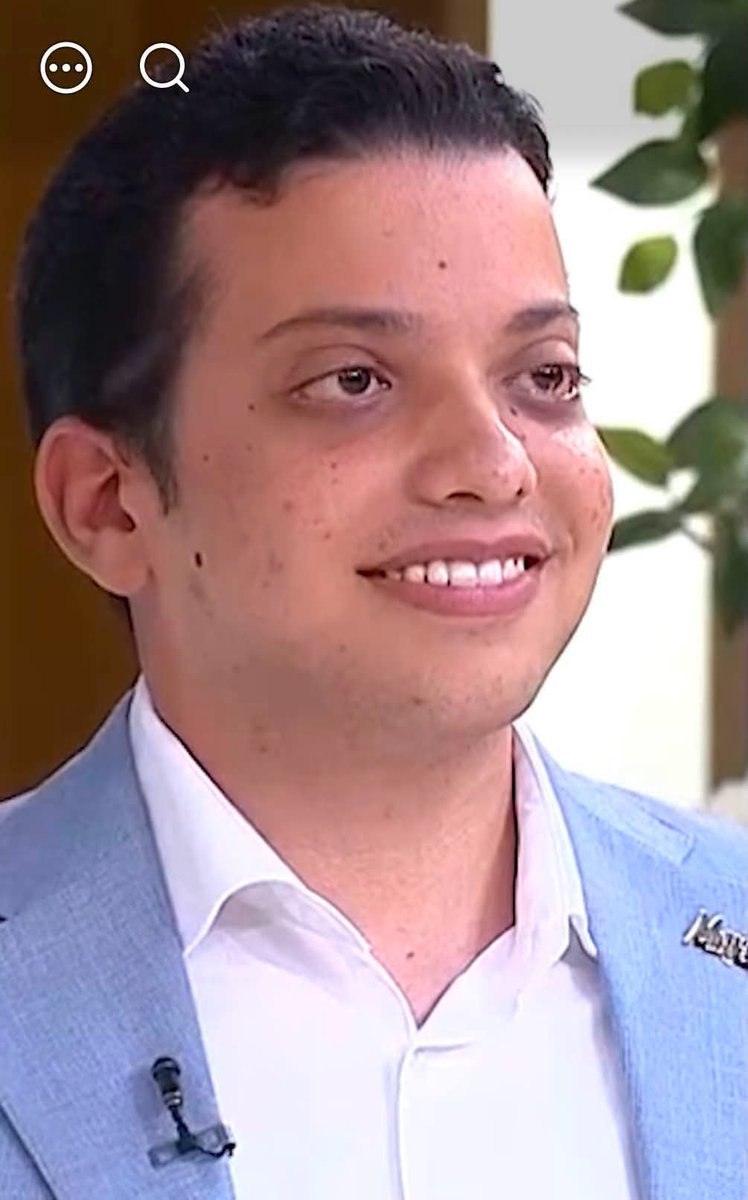 nabil_gaaf15's tweet photo. مارك الطالب المصري إللي رجع النظر للمكفوفين:

مارك كفيف البصر هو وأخته فقرر يعمل المعجزة إللي تعيد البصر له ولأخته ولكل المكفوفين حول العالم.

ابتكر تطبيق بصري بيتوصل بالنظارة على أن تكون متصلة بالتليفون التطبيق بيتكلم مع فاقد البصر وبيحكي له كل حاجة حوليه يعني الشخص الكفيف بيسأل والتطبيق بيرد عليه كأنه معاه مرافق بيشرح له كل حاجه حواليه بالتفصيل. والتطبيق بيشتغل ب 12 لغة أولهم اللغة العربية.
مارك يستحق أن يكون حديث العالم ويستحق تكريم الدولة.
كم أنتي عظيمة يا مصر بأبنائك.