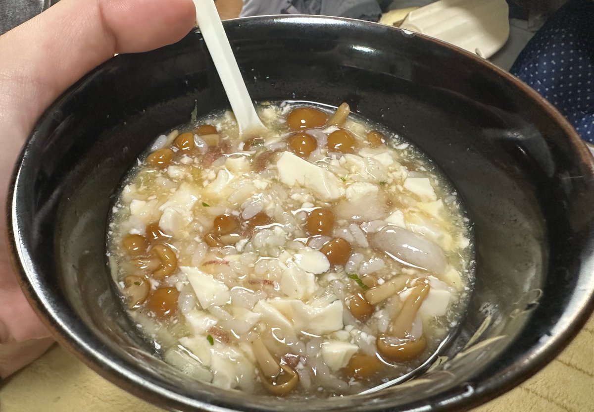 odazi5963's tweet photo. ヒガシマルの減塩スープに
大葉、ミョウガ、なめこ、豆腐
お米入れた冷や汁作ったが
めちゃくちゃ美味しい
さっぱりして味もちょうどいいミョウガのシャキシャキ感と大葉の風味が良いし、なめこのお陰でサラサラっと飲める
夏バテや食欲無い時良いかも
梅干しもありかな
 #ヒガシマル
 #冷や汁 https://t.co/TjvUUhejhS