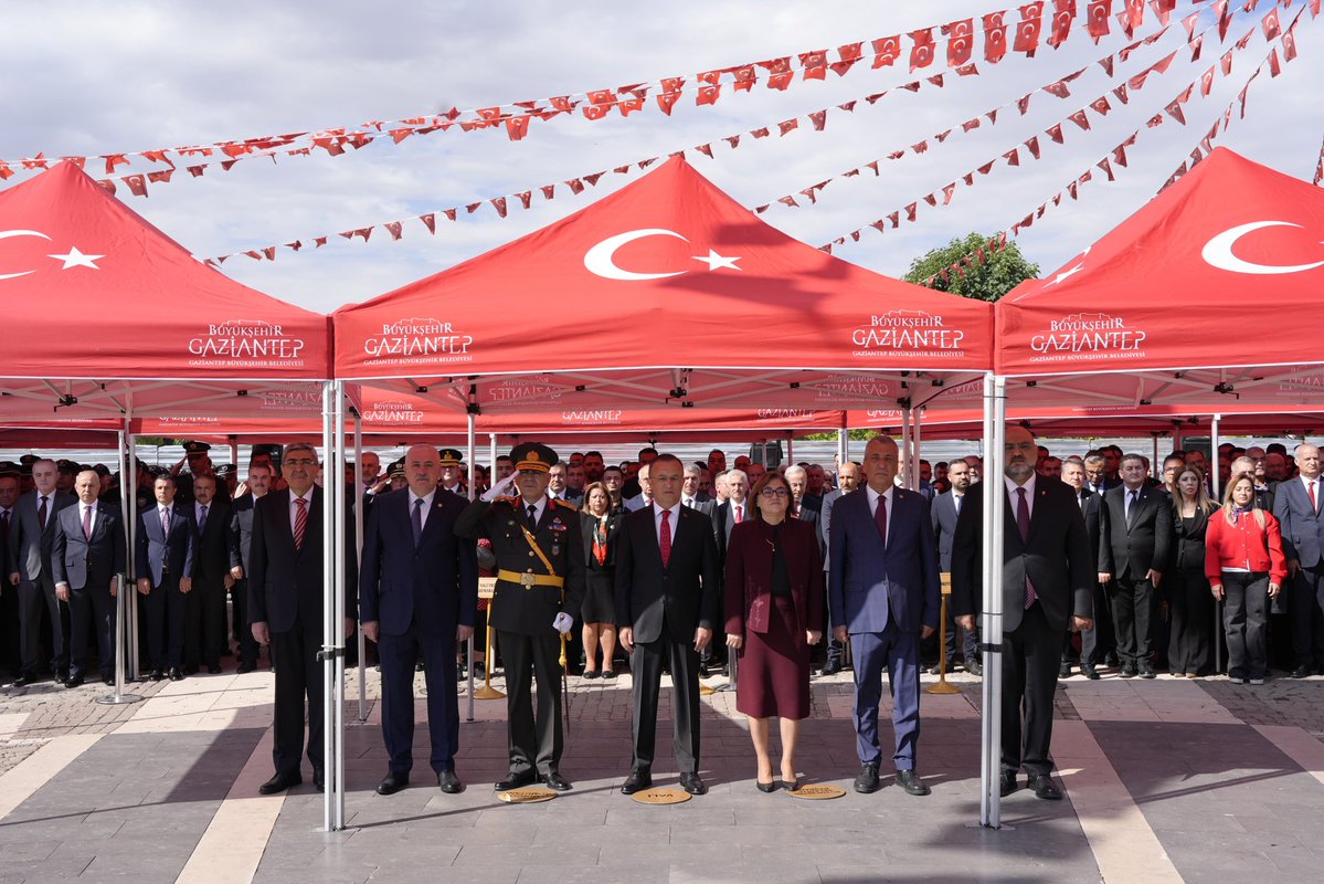 gantepvaliligi's tweet photo. 🇹🇷 30 Ağustos Zafer Bayramımız Kutlu Olsun!

Valimiz Kemal Çeber, il protokolü ile birlikte 30 Ağustos Zafer Bayramı’nın 104. yıl dönümü dolayısıyla düzenlenen Çelenk Sunma Törenine katıldı.

Başta Gazi Mustafa Kemal Atatürk olmak üzere, büyük zaferi bizlere armağan eden tüm kahramanlarımızı rahmet, minnet ve saygıyla anıyoruz.

30 Ağustos Zafer Bayramımız kutlu olsun! 🇹🇷