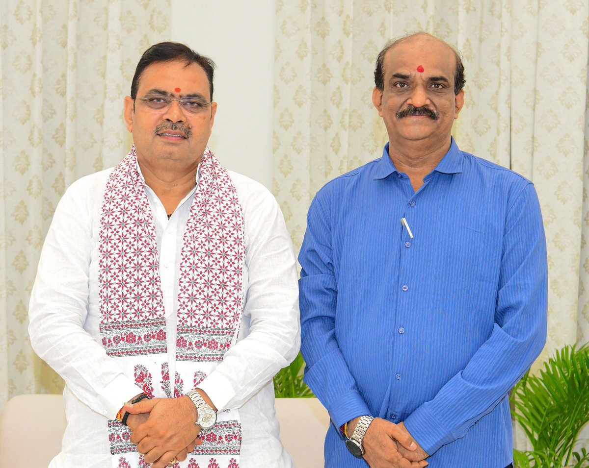 me87104's tweet photo. माननीय मुख्यमंत्री श्री @BhajanlalBjp जी, OSD आदरणीय श्री @Anandsharma4bjp जी (मीडिया समन्वयक) को जन्मदिन की हार्दिक बधाई एवं शुभकामनाएँ। 💐🎂

ईश्वर से प्रार्थना है कि आपको उत्तम स्वास्थ्य, दीर्घायु एवं निरंतर सफलता प्रदान करें। आपके उज्ज्वल एवं सुखद भविष्य की मंगलकामना। 🙏 https://t.co/j36EdYPAlr