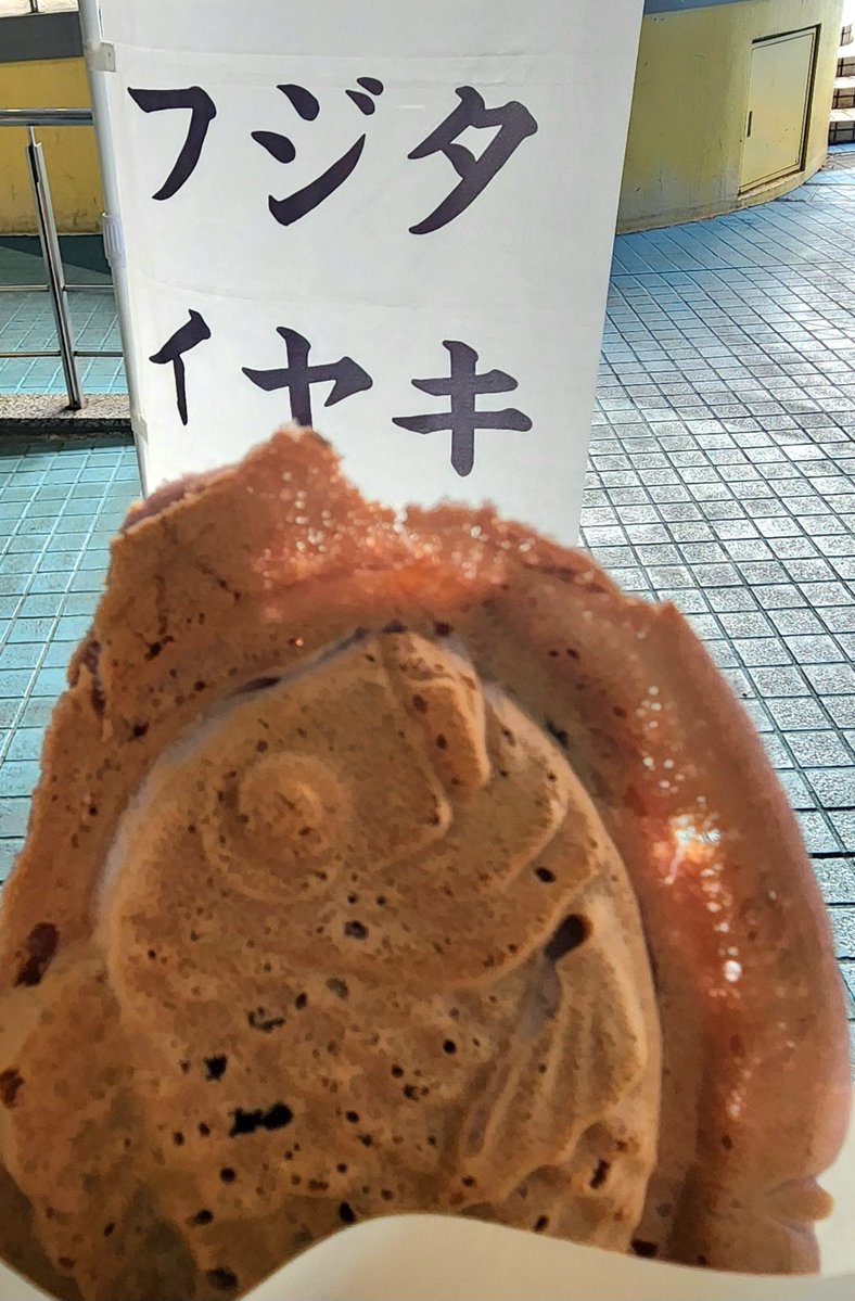 liwil7's tweet photo. 酒場の前にGロ行こーってしたら今日はたい焼き屋さん居る日だった！
カレーウインナーたい焼き！お目目の焼け跡が😌みたいでかわいい https://t.co/j0xe5ptIrp