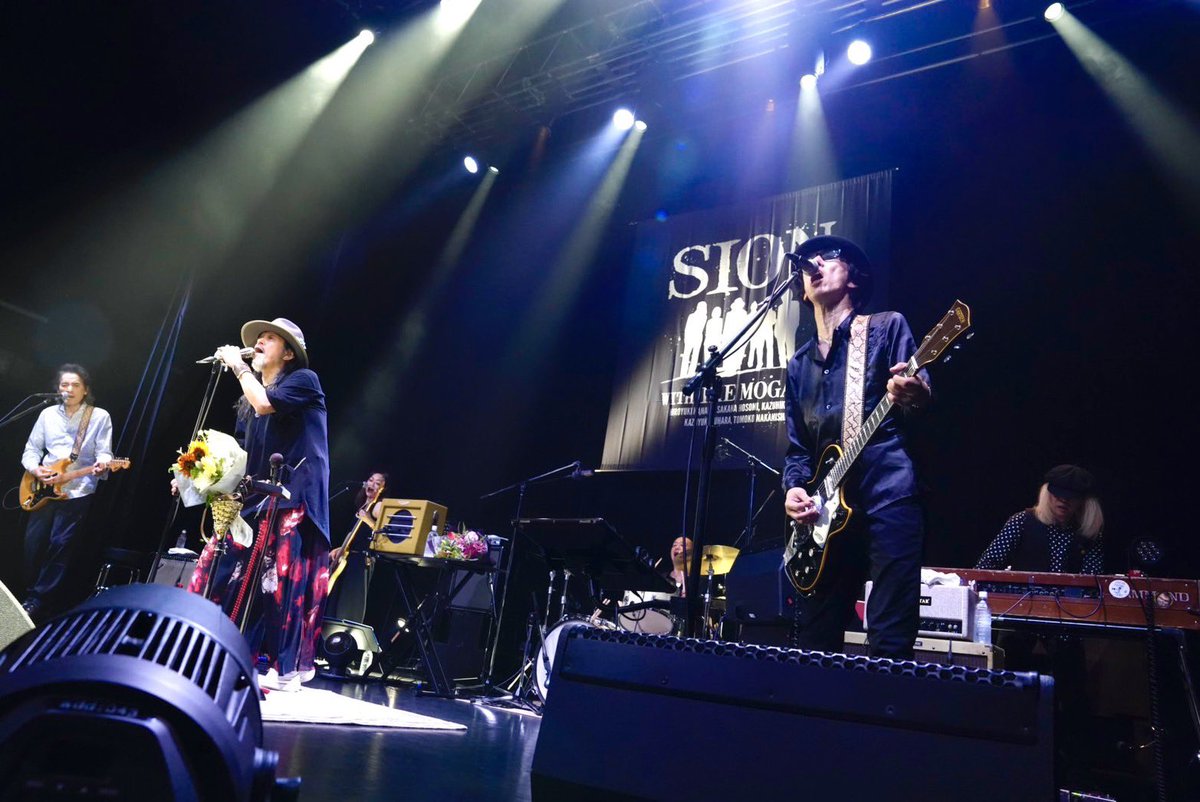 KazTheGroover's tweet photo. サンキュー新宿(の片隅)！ありがとうZEPP SHINJUKU🏙️

長年の風物詩、SION-YAONじゃなかったけど、新宿もまたスペシャルな感慨🔥
30年近く関わらせてもらい初めて演奏した「抱いてくれ」や、レアな名曲たち。グッときました😭

ファンの皆さん、秋のツアーで再会しましょう👋
https://t.co/UJDykxeAem https://t.co/jhtc0tRn8j