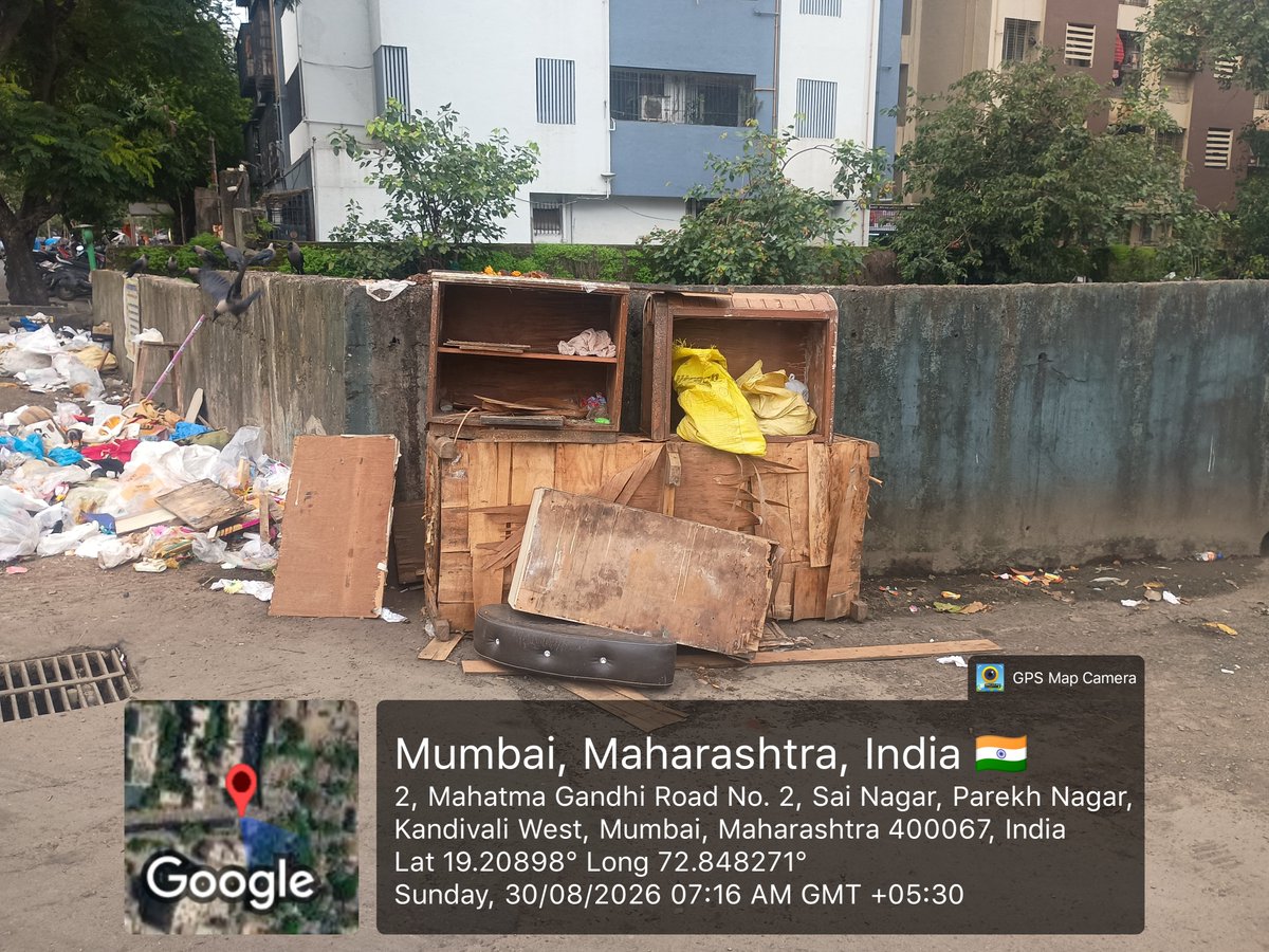 ParekhNagar's tweet photo. एम जी क्रॉस रोड क्र - १  न्यू खखर सोसायटी समोर (साई नगर नाला जवळ गेलेल्या कितीही दिवसापासून जुन्या लाकडाचे जुन्या फर्निचर पडलेला आहे @mybmc @mybmcWardRS त्वरित ह्याच्यावर कारवाही करण्याचे विनंती. आपण पहिला तक्रार केल्याहोता त्यात ह्याला उजळलेला नाही. https://t.co/SsDLhj6Ypv