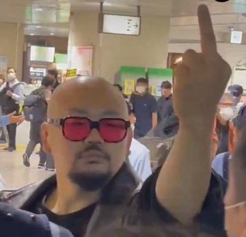 isfjcutebear's tweet photo. Korean immigrant in Japan wants to open Japan's borders so that he can feel less of an alien. 

He frequently assaults people, but police does nothing. https://t.co/QLT6iMiAD8