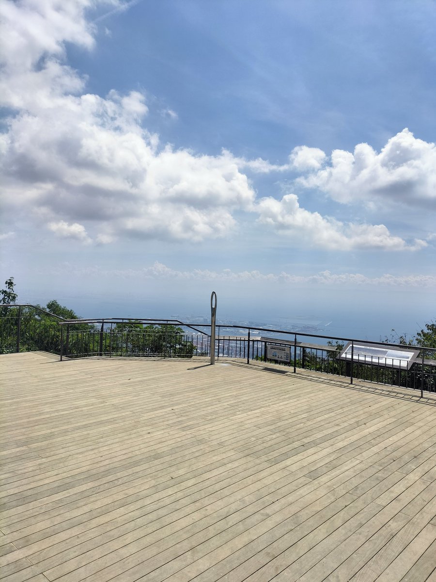 hiyamada0331's tweet photo. 25回目の #摩耶山🏕晴れ☀️くもり☁です。夏も終わりかけですか、まだまだ暑いなぁ。今日は蝉がうるさいです。 #マジック点灯！今日も勝って、三連勝といきましょう。勝てー。
 #掬星台 #摩耶花壇 #錦鯉 #旧摩耶観光ホテル https://t.co/1K9V9dw26E