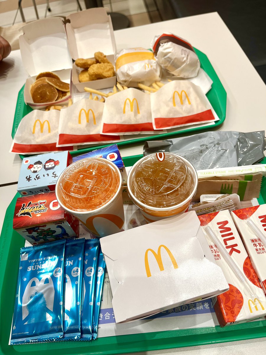 mika_po's tweet photo. すんのシール欲しさにハッピーセットパーリーした😂 https://t.co/JePZOh7Tqx
