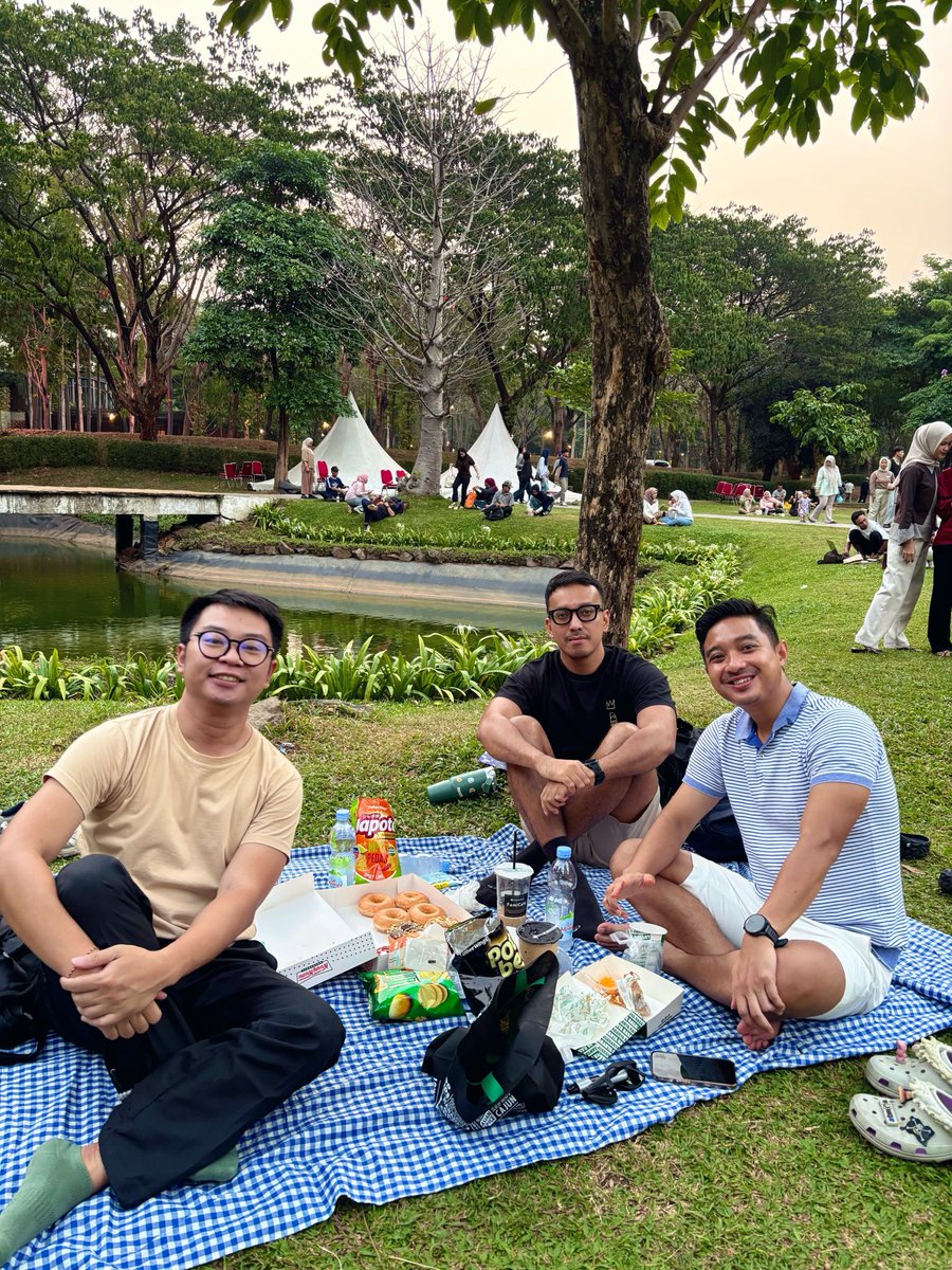 ditkur's tweet photo. Makin tua makin lebih suka picnic lowkey di taman gini daripada duduk di kofisyop https://t.co/tCrUt8A756
