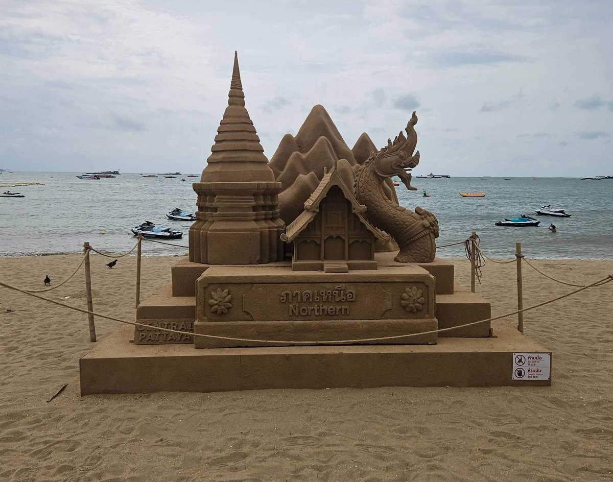 im_sernz's tweet photo. มีคนพาแขกบ้าน แขกเมืองมาดู
งานปฏิมกรรมที่จัดแสดงอยู่ 

สรุป เป็นโฟม ทากาวโรยด้วยทราย
แบบ วอดส์??? 
คือคนไทยเก่งนะเรื่องนี้อะ ทำไมไม่สนับสนุน 

แล้วโฟมเป็นพลมิษมากนะ 
แล้วจัดอยู่ริมทะเล

มีคอมเม้นบอก ขนาดนายกยังปลอม นับอะไรกับปราสาททรายตะมุตะมิ 55555 https://t.co/cLj72HcUkP