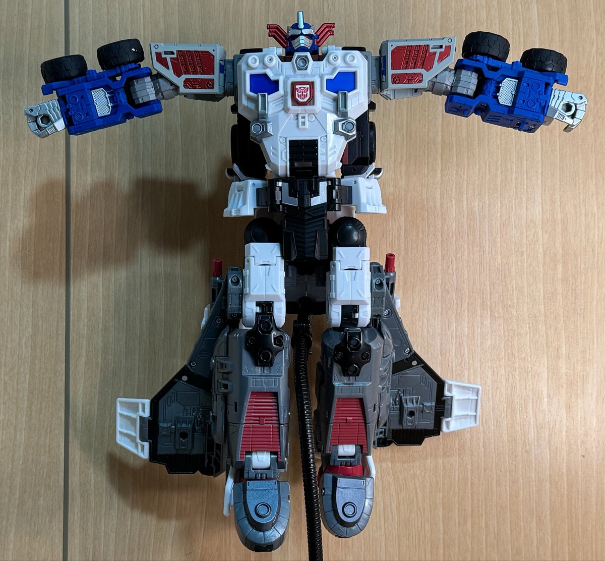 ZEAMTIGER's tweet photo. リンクアップ！ジェットコンボイ、トランスフォーム！！
5年くらい前はマイ伝コンボイリメイク終わったか…と思ってたのに、今は滅茶苦茶カッコよくて可動するジェットコンボイが手元に( ；∀；)腰も動くし言うことなしかな…(贔屓目 https://t.co/dRZh3KhRJv