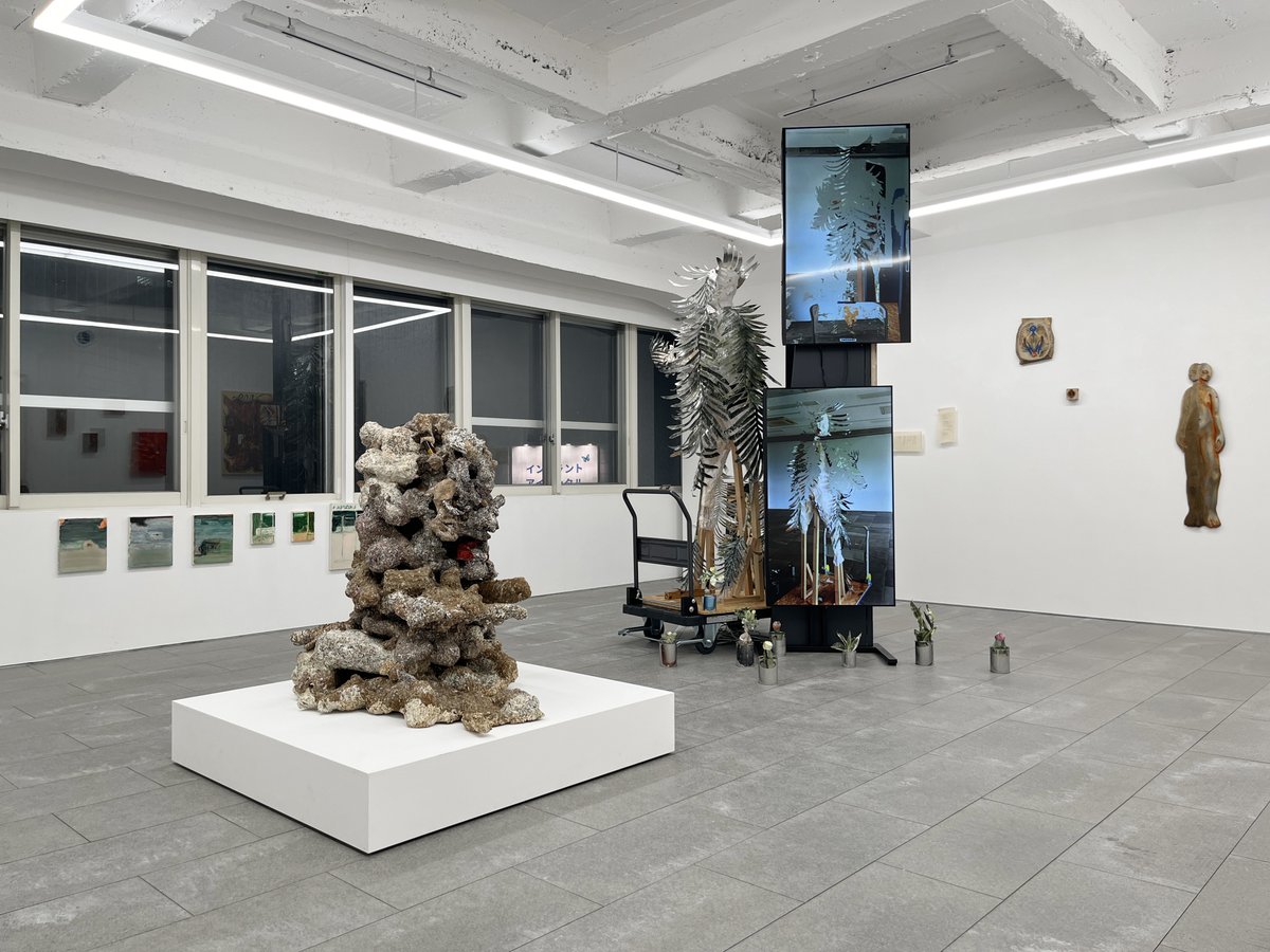 hamuzou's tweet photo. 「grid next : 2026 – Emerging Artists Showcase」を新宿のbiscuit galleryとAWASE galleryで見た。両ギャラリーでこれまで展示実績のない作家を対象とした公募企画展。写真はクーリー アリス、友岡優、横村葵の作品、会場風景。8/30まで。 https://t.co/ch29DBV6ih