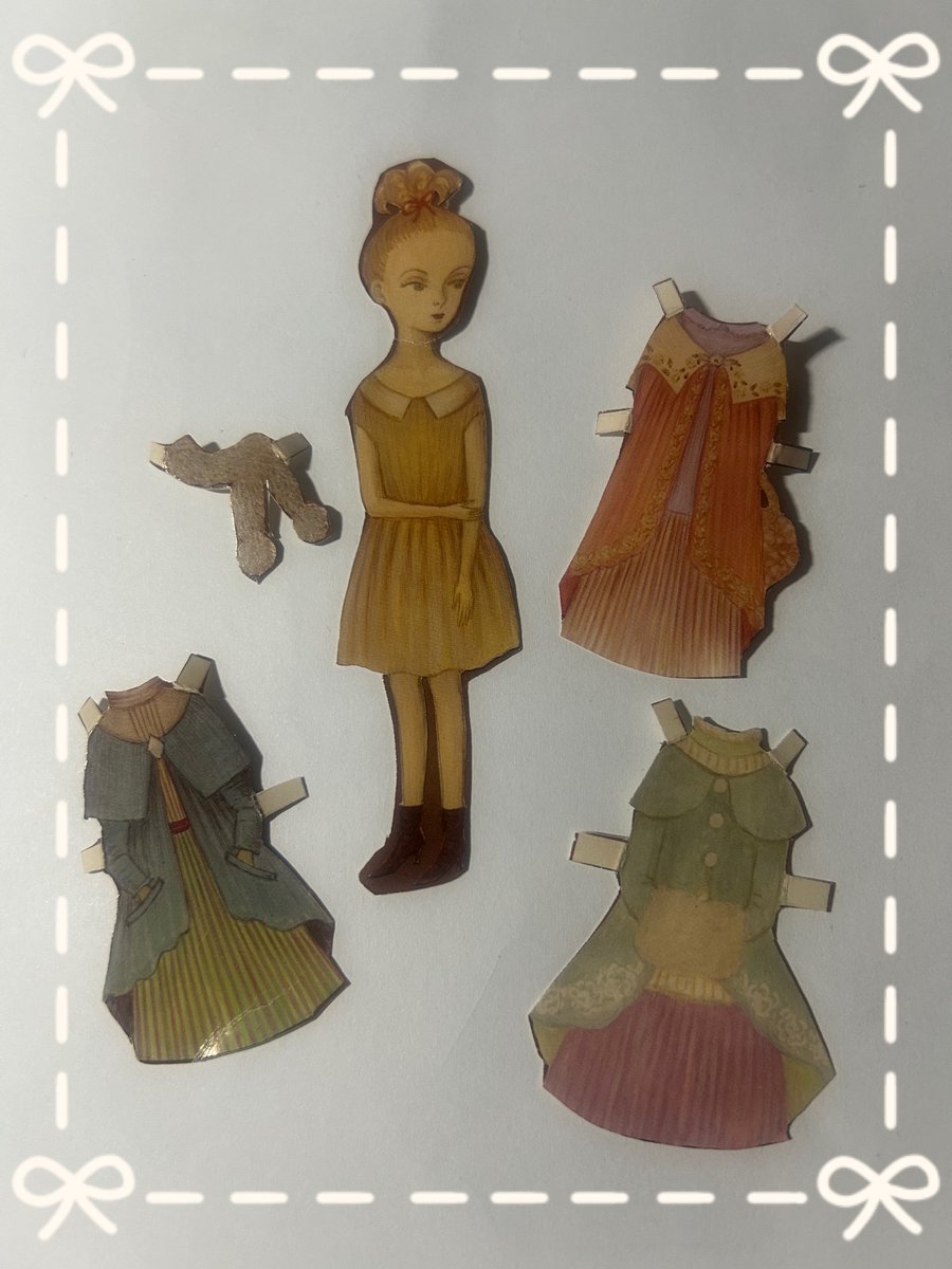 varivarirosey's tweet photo. ドール専門の
ムック本 Dolly-Dollyから来た葉書のイラストがあまりにも可愛く、切り取ってみたら、ちゃんと着せ替え出来た。この紙の着せ替え人形が なかなか勿体なくて捨てられない💦
昭和生まれの女子達は自分たちで着せ替えドレスをデザインして遊んだものよ。 https://t.co/A9pVCJARJb