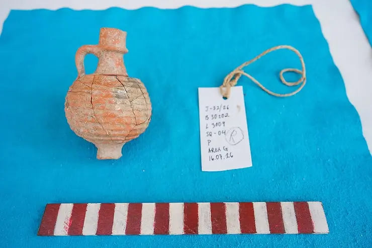MarioNawfal's tweet photo. 🇮🇱 Archaeologists say they finally found the lost city where Jesus fed the five thousand

Ten years of digging on the shore of the Sea of Galilee, and this summer the ground finally gave it up. Coins, makeup tools, Roman walls, and half a carved column that once decorated a public building.

Then came the oil lamps. Three of them in a single day out of one patch of dirt, and that style was only ever made in Jerusalem before the year 70.

Find those and you have proof that Jewish families were living right there while Jesus walked the region.

This is Bethsaida. The Gospels put the feeding of the five thousand here and the healing of a blind man. Peter, Andrew and Philip called it home.

The dig director calls it the last lost city of the Gospels, and after a decade of pulling artifacts out of it, he says nothing they have found argues against it.

Source: New York Post / Writer: Daniel