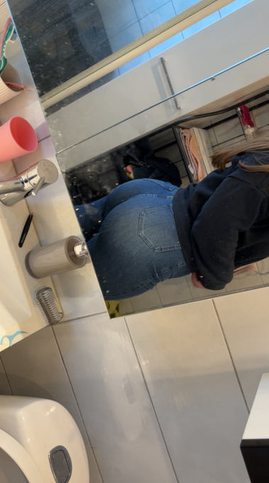 giuliadelixia's tweet photo. O jeans que comprei no Japão é bem apertado no tamanho... https://t.co/C5HpUVlfqF