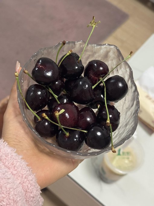 olivia_5251's tweet photo. What grade of cherry is this? Why is it so big? https://t.co/Auex5Y94ko