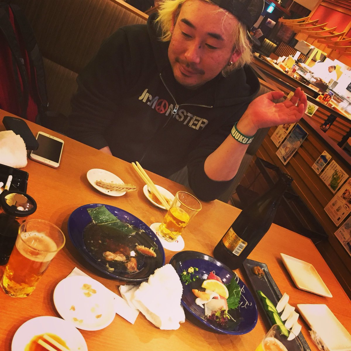 yd7ok's tweet photo. 9年前かな。
新宿ACB終わりで3人で朝まで飲んだんだよな。
2人ともいっちまった。

僕はまだまだ生きて、今日もACBギターを弾くぞ。 https://t.co/MW0ctJL6jf