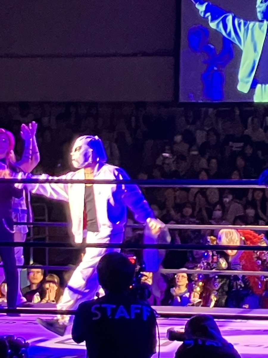 y2j5910's tweet photo. 第三試合は、3WAY6人タッグ王座前哨戦
SLC vs ダムネTA vs ファンドラ
ビエント選手にかかっている試合
ダムネTAからじゃなくても良いから、説得力ある勝利が欲しいな
イルシオン選手が、ちゃんとスーパーササダンゴマシン級王者として紹介されているのが良い
#ddtpro https://t.co/j8brgT7oDD