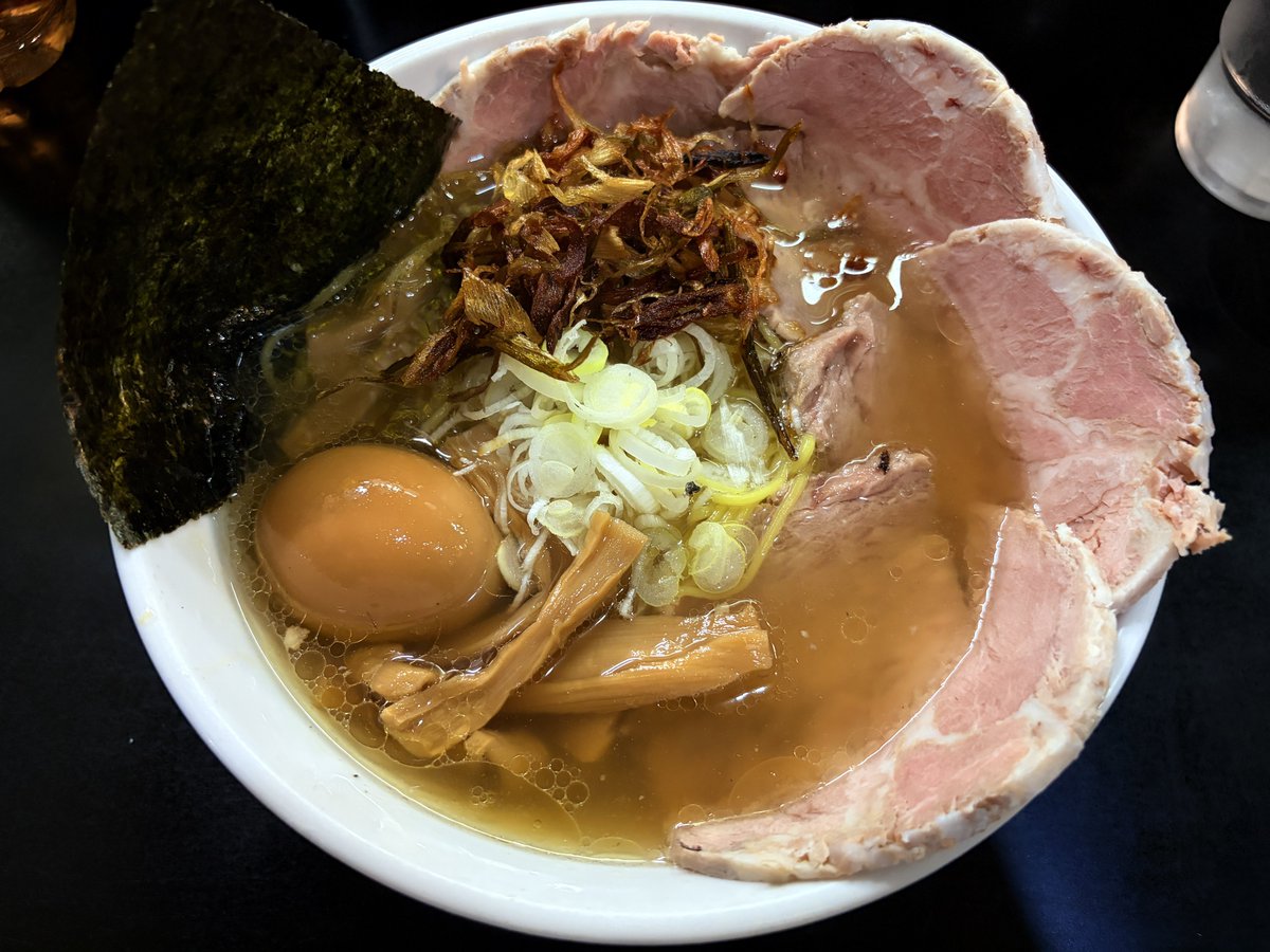 curryramen7's tweet photo. がんこラーメン荒木町
【純正上品　塩】
純正と言っても光の加減や時間帯、食材でスープの色が若干変わる
今日は茶色
黄金スープが食欲をそそるけど、これはこれで美味い https://t.co/AnVKGczFwe