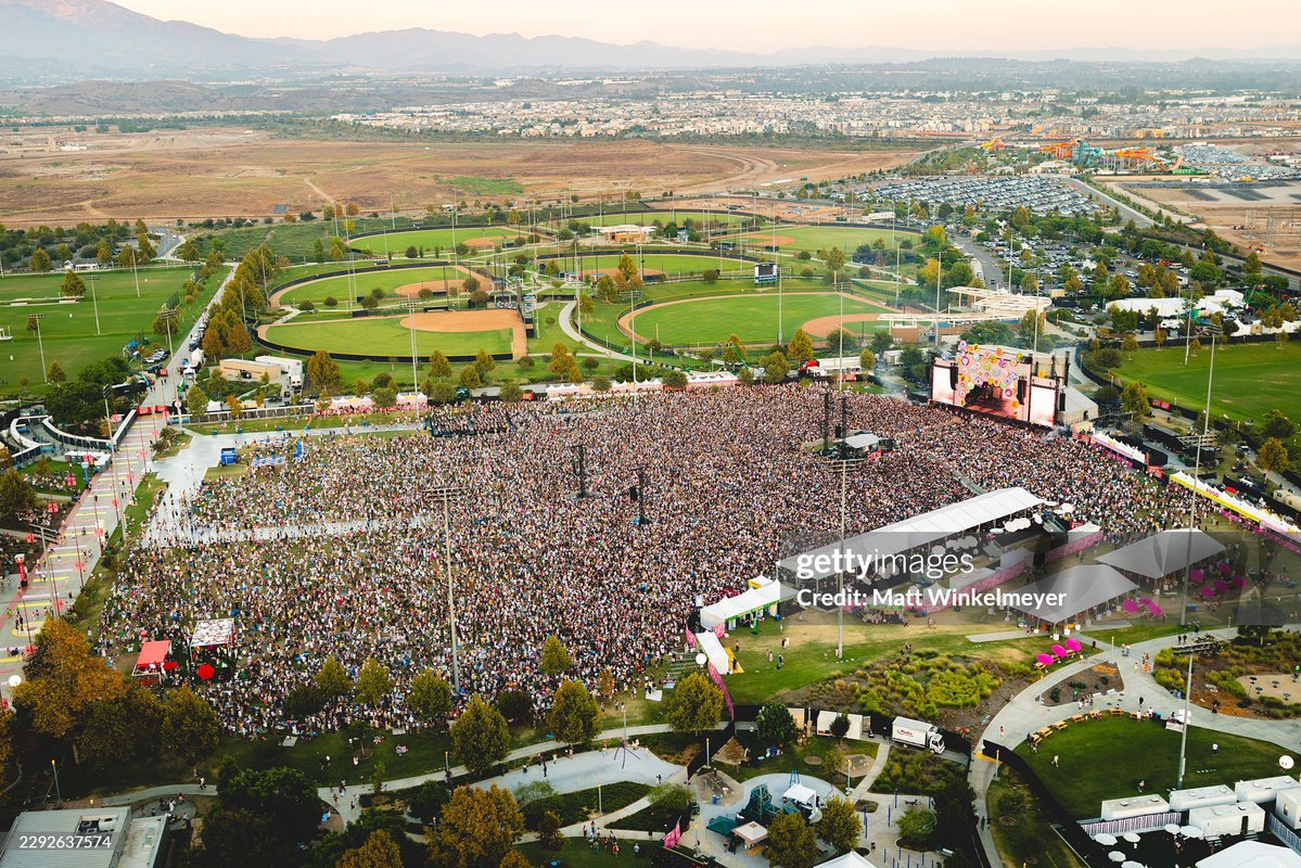 scaredofguitar's tweet photo. this is insane??? and to think this is her FIRST festival i couldn’t be more proud 😭 https://t.co/eJmmzajV6q