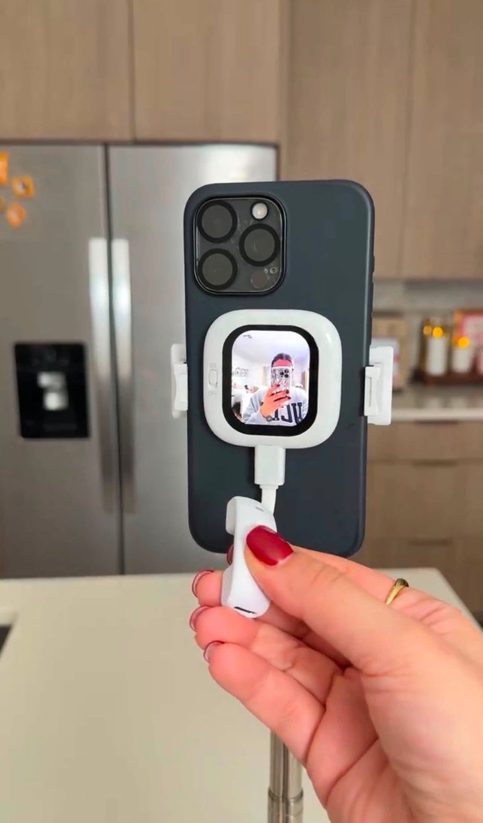mktpromocionais's tweet photo. Eu descobri que o problema dos meus vídeos não era a câmera… era eu tentando adivinhar se estava enquadrada 😂
Aí eu descobri essa mini tela magnética para selfie! 😍
 👉🏾 Encontrei na Shopee:
https://t.co/FQQJC6DYoJ

#ondecomprar https://t.co/ewdKvhXgIi