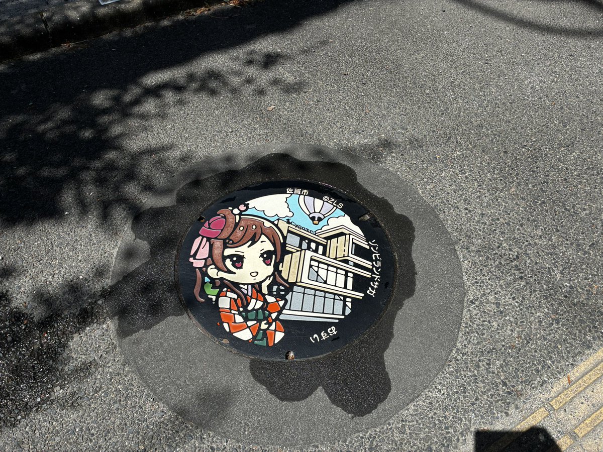 icb9j's tweet photo. 姐さんマンホール掃除完了。
ミニ箒で汚れ落として水拭きしてます。 https://t.co/eJSWKPqDCN