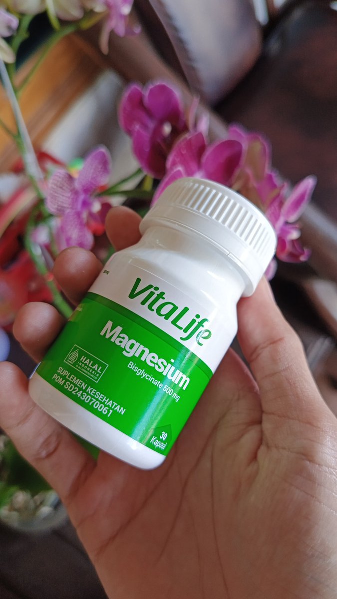 Warticfox's tweet photo. Pendapat pribadi setelah pemakaian keduanya.

Magnesium IPI (magnesium sulfate) memang lebih mudah diakses + lebih murah tapi untuk efektivitas maka saran saya coba untuk cari magnesium dengan senyawa bisglycinate, boleh merek apa aja tapi saya sarankan yg sudah bpom.

Mengapa lebih baik pakai yg magnesium bisglycinate?

Lebih ramah di perut. 
Magnesium sulfate memiliki efek pencahar yg sangat kuat sehingga gampang bikin mules kram perut atau diare kalau diminum. Sebaliknya magnesium bisglycinate sangat lembut di lambung dan aman dikonsumsi rutin. 

Penyerapan tubuh lebih optimal. Karena magnesiumnya sudah berikatan (dikelat) dengan asam amino glisin maka tubuh bisa menyerapnya jauh lebih efisien lewat saluran pencernaan ketimbang jenis sulfat.

Bonus efek tenang dari glisin.
Asam amino glisin di dalamnya punya efek menenangkan alami di otak. Itulah kenapa jenis ini sering diandalkan buat bantu tidur lebih nyenyak meredakan stres dan melemaskan otot tegang.

Sayang beribu sayang magnesium bisglycinate ini harganya lebih mahal kek harga saham gorengan