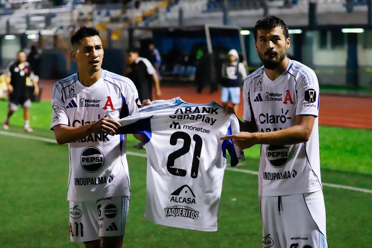 AlianzaFC_sv's tweet photo. Un triunfo dedicado a nuestro querido @Bryan_tamacas26 2️⃣1️⃣🫰🏼
¡ÁNIMOS BUBA! 🙌🏼

#AlianzaFC 🅰️ https://t.co/YdUcEVE47j