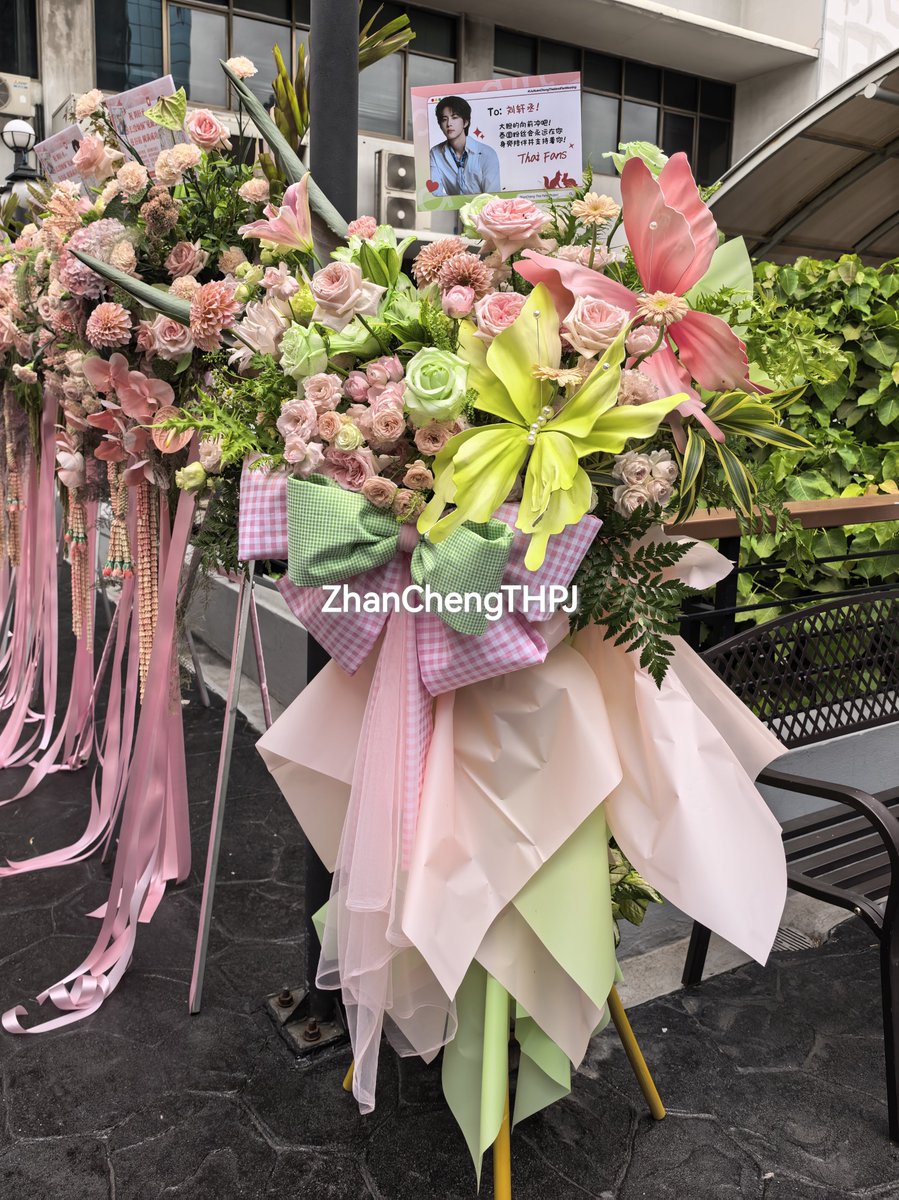 ZhanChengTHPJ's tweet photo. The Thailand Fan Meeting has come to an end 🐰💛🩷💚

Thank you @liuxuanchengim for coming to Thailand and making so many beautiful memories with us 🇹🇭✨

We’re so happy to have met you in Bangkok and truly cherish every moment we shared

Until we meet again! 
With endless love and support from your Thai fans 

#LiuXuanChengThailandFanMeeting 
#LiuXuanCheng #刘轩丞