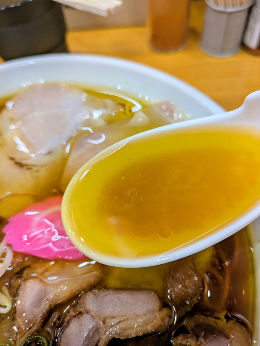 Tommy_0K_Hirocy's tweet photo. 本日のlunchはここだ！

玉野市日比にある

「鳥ガラらーめん はれ三」だ！！

はれ三らーめん特盛り¥1150！

甘くてコクのあるカエシと
濃厚な鶏油とのハーモニー♬

チャーシューと親鶏も
肉肉しくて美味い！
具材全てがハイクオリティーだ！！

最高ウマシャス！！！
ご馳走様でした〜^_^ https://t.co/0K01BhA3L2