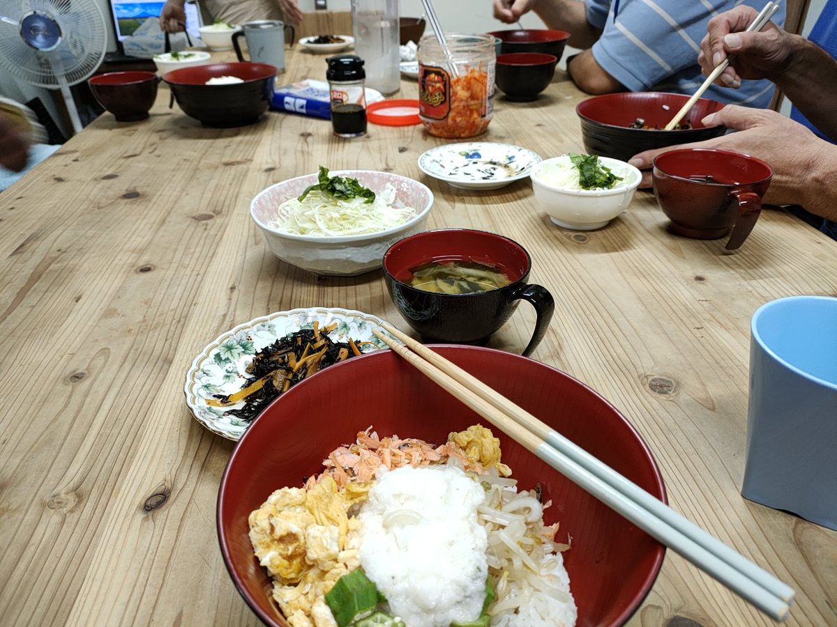 EPSChiroba's tweet photo. 今日のお昼はヘルシーネバネバ丼とひじきニンジンあえと味噌���です、健康的で美味しいです。 https://t.co/w5F2zQpY1g
