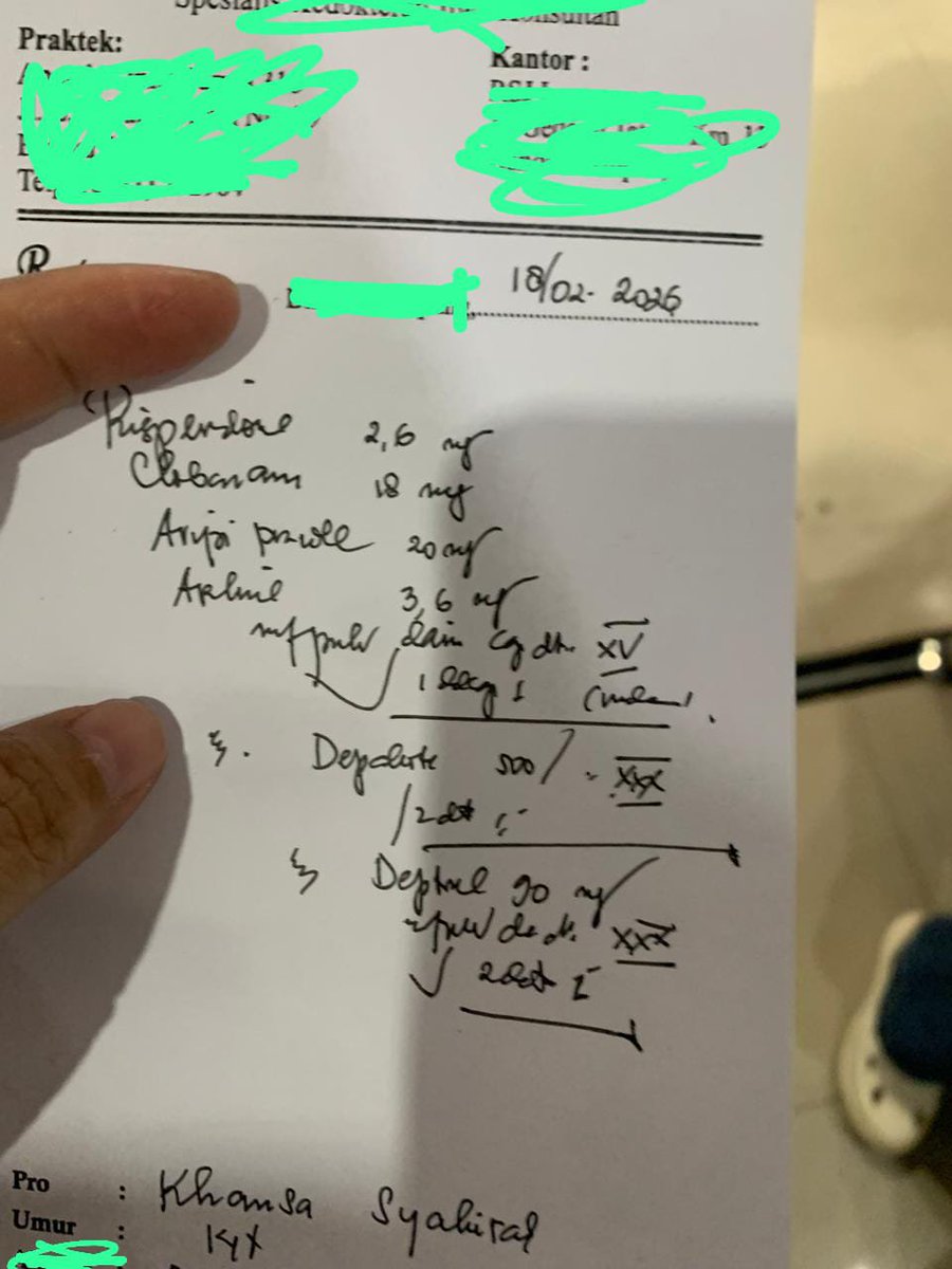 legless_egg's tweet photo. Note from her: "For that my sister is getting ACTUAL treatment from a professional doctor and my family's support is the only way she can recover." https://t.co/tdOSic9IgV