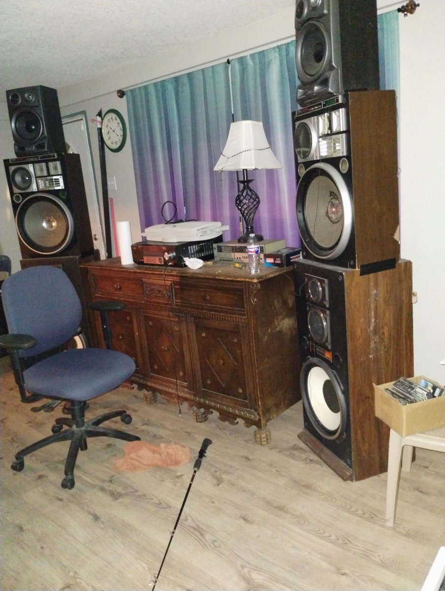 Darrell11864494's tweet photo. Does anybody out there still love rock and roll ???
 You can hear me two blocks from home...
The speakers are 7 ft 7 in tall and I'm putting out 400 w per channel !! Good thing I don't like my neighbors and I believe the feeling is mutual https://t.co/a57L18aJ1F