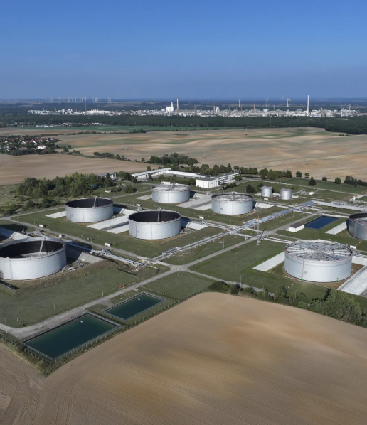 coinbureau's tweet photo. WINTER PANIC: 🇪🇺European Union gas storage has fallen to 63%, its LOWEST late-August level in 13 years, per The Guardian.

• Reserves are roughly 20% below the five-year average.

• Germany and the UK face heightened supply and price volatility.

• Analysts warn prices could exceed €100 per megawatt-hour during a severe winter.

Can Europe avoid another energy crisis?
