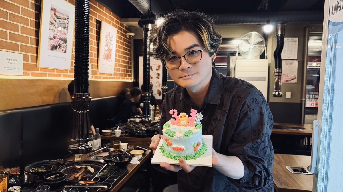 cenmilli's tweet photo. Centimillimental WORLD TOUR 2025-2026 “Cafuné”

2026.8.29
ソウル・MUSINSA GARAGE(韓国)

最高のツアーファイナルをありがとうございました。
「コライト」を一緒に手掛けたEL CAPITXNも駆けつけてくれて嬉しかったです。
ありがとう。

これにてワールドツアーカフネは完結。
たくさんの思い出を胸に、次のツアーへ向けて歩き出します。
またどこかで、必ず会いましょう。

#カフネツアー
#センチミリメンタル
#centimillimental
#ELCAPITXN