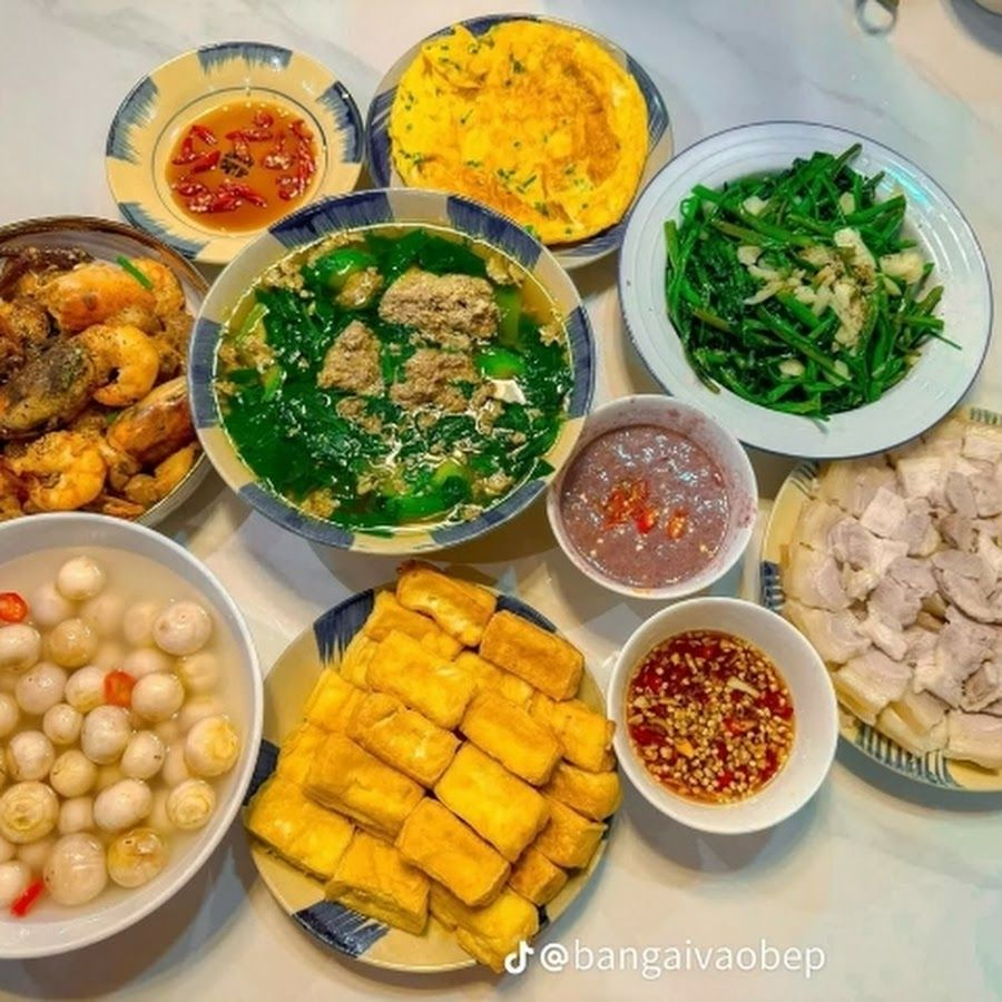 encarni18717487's tweet photo. 🍚 Cơm nhà hôm nay có gì? 😋
🥢 Thịt luộc • 🍤 Tôm rang • 🥚 Trứng chiên
🥬 Rau xanh • 🍲 Canh nóng • 🥟 Đậu phụ vàng giòn
❤️ Nhìn mâm cơm thôi đã thấy ấm lòng!
💬 Bạn ăn cơm chưa? Hôm nay nhà mình có món gì ngon? 😊
#ComNha #BuaComGiaDinh #FoodLover 🍚🥢 https://t.co/15Fg8lH4FY
